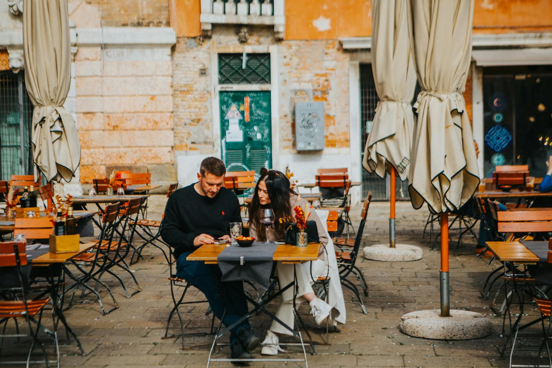 Dating as an Expat: The Unwritten Rules of Finding Love in a Foreign Country